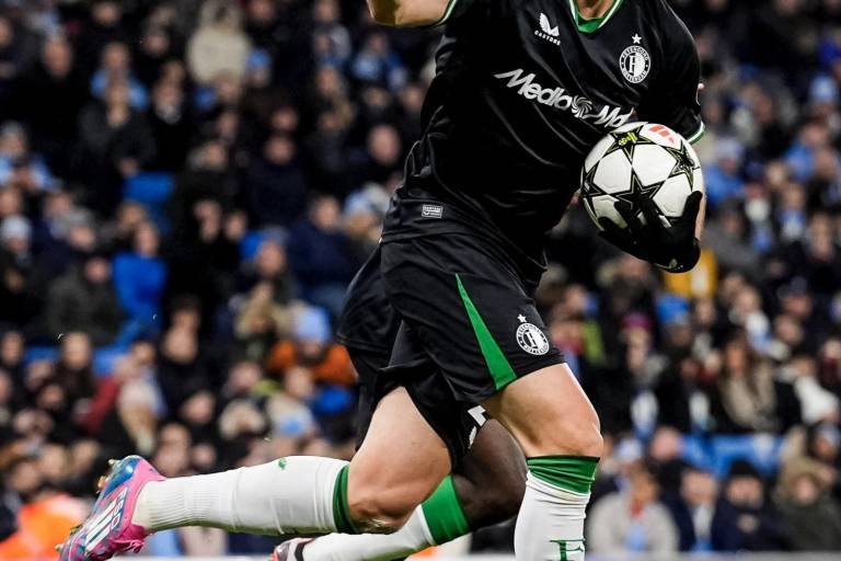 Santi Giménez reaparece a lo grande anotando al Manchester City en Champions