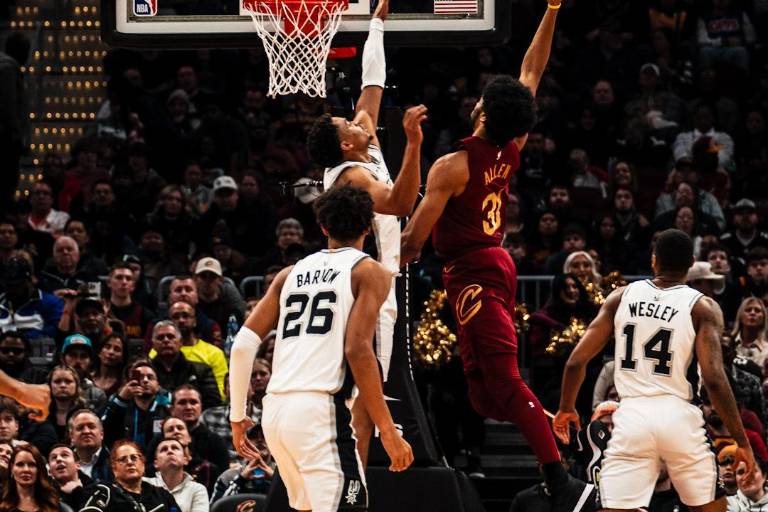 Los Cavs se imponen en cerrado juego a los Spurs