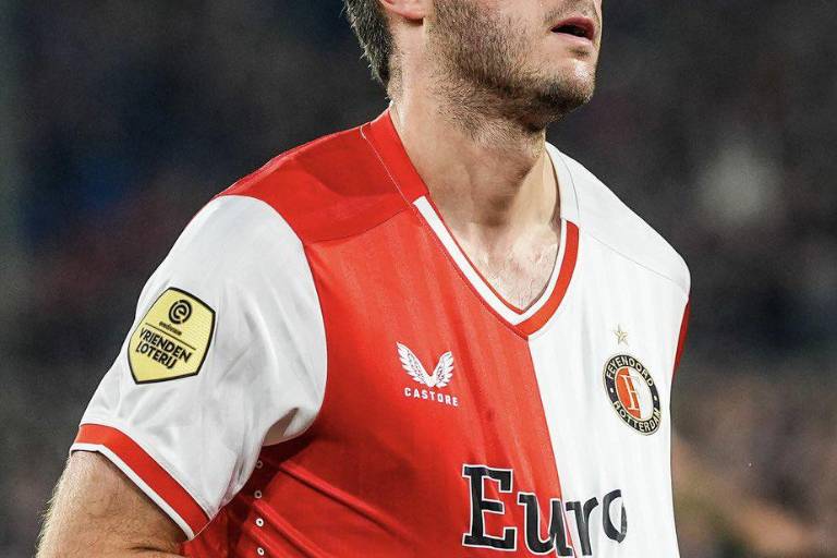 Santiago Giménez resucita y marca doblete en la Eredivisie