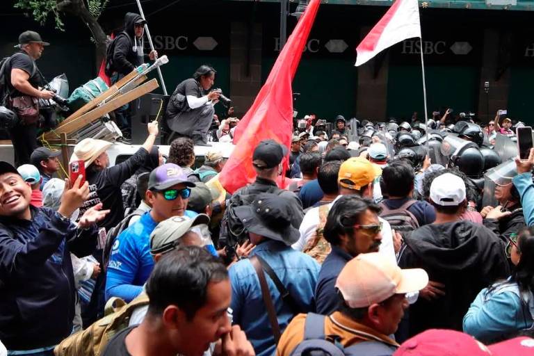 Choca CNTE con policías; les bloquean el Zócalo
