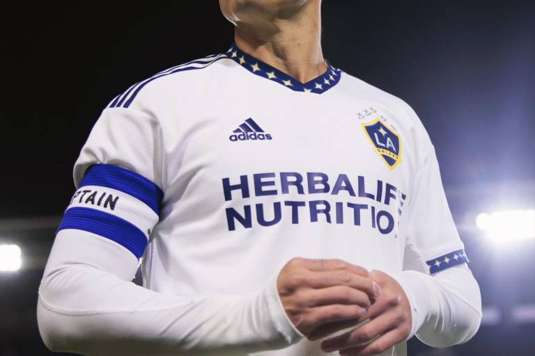 Chicharito se rompe ligamento y pierde resto de la temporada