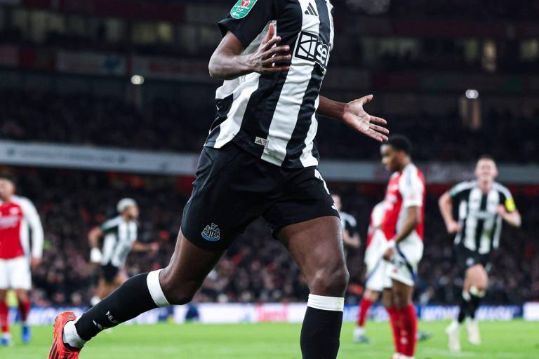 Newcastle toma ventaja ante Arsenal en semifinales de Copa de la Liga inglesa