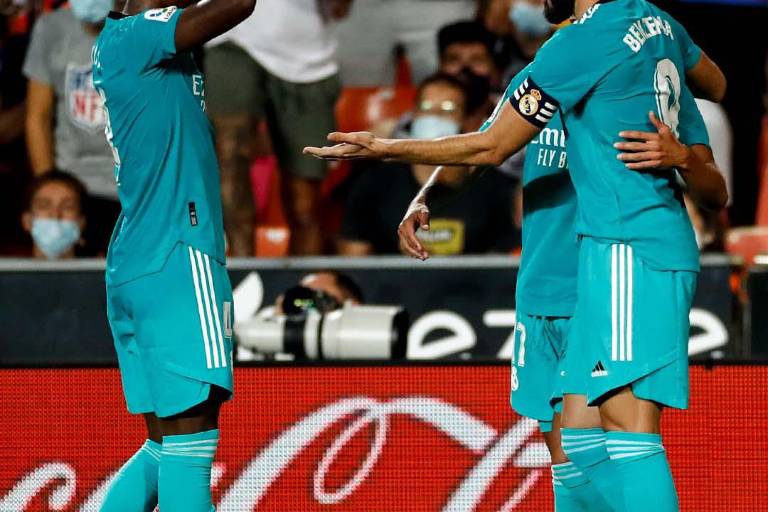 Vinicius y Benzema marcan ante el Valencia y salvan el liderato del Real Madrid