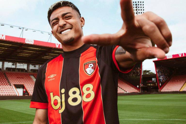 El mexicano Julián Araujo, traspasado del Barcelona al Bournemouth