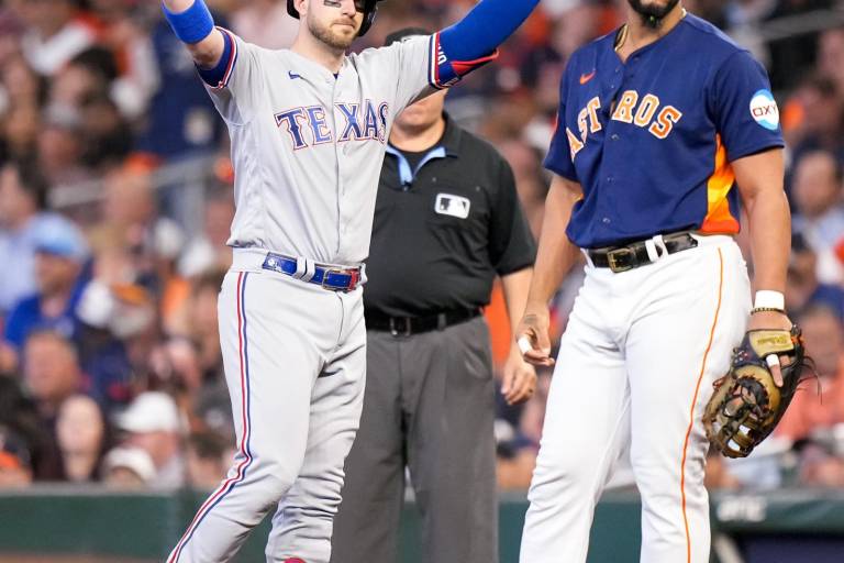 Rangers madruga a Astros y viaja a casa con ventaja de 2-0 en la SCLA