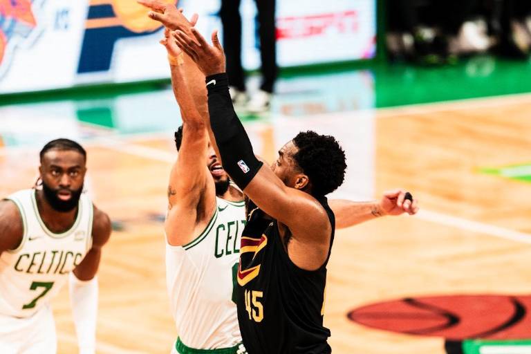 Cavaliers arrasa a Celtics y empata la serie