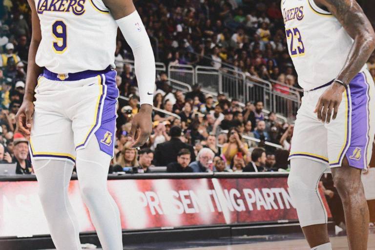 LeBron y Bronny James juegan juntos por primera vez con los Lakers