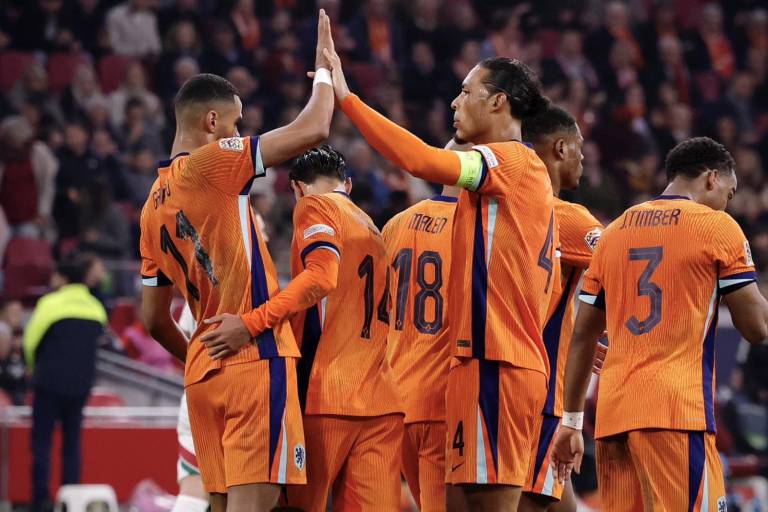 Países Bajos se clasifica a cuartos en goleada con susto por emergencia médica