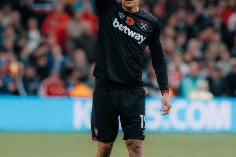 ¡Expulsado! Edson Álvarez recibe doble amarilla en menos de 10 minutos