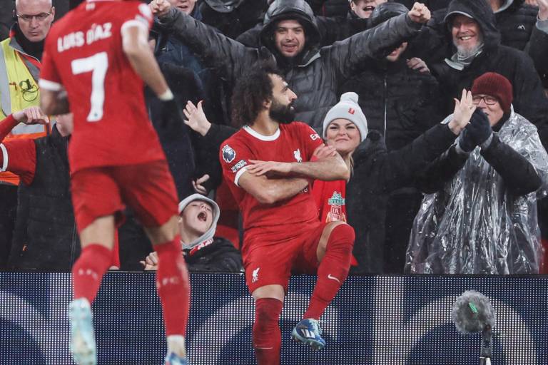Mohamed Salah deja al Liverpool líder