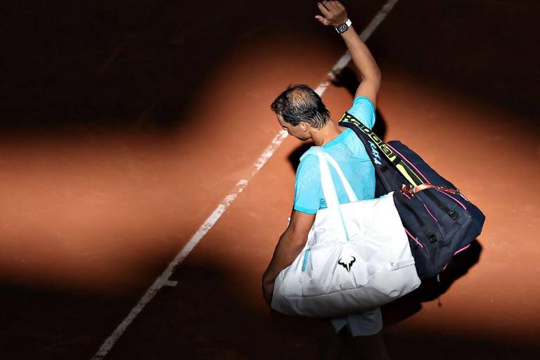 Entre lágrimas de emoción, Rafael Nadal abre la Davis de su despedida con derrota