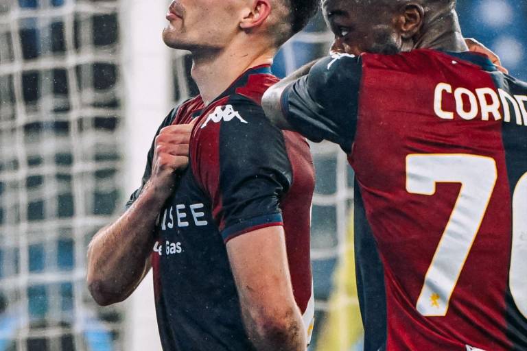 Johan Vásquez anota en la victoria del Génova ante Monza