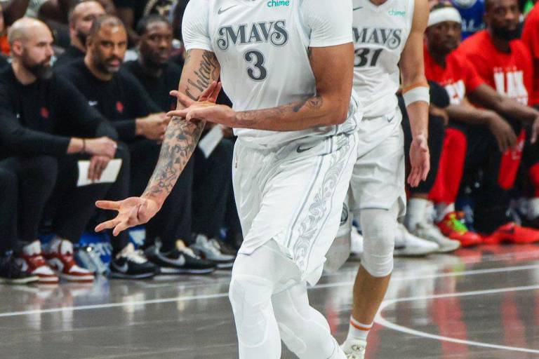 Luces y sombras en el debut de Anthony Davis con Mavericks: gran partido y lesión