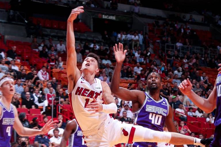 Triple de Tyler Herro da triunfo al Heat sobre Kings