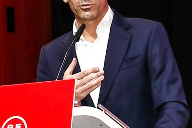 Luis Rubiales dice estar seguro de que Jenni Hermoso consintió el beso