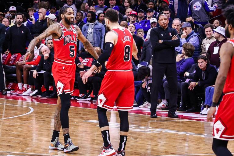 Los Bulls vencieron a los 76ers en doble tiempo suplementario