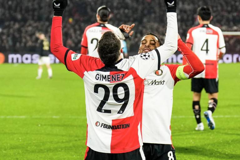 Santiago Giménez brilla con un gol y asistencia en victoria del Feyenoord en Champions League
