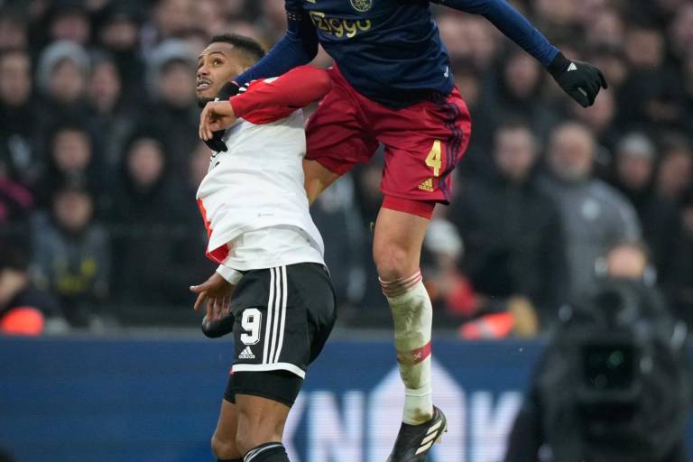 Ajax rescata el empate ante el líder Feyenoord, en duelo de mexicanos