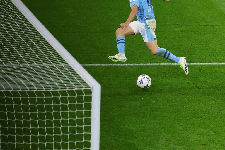 Julián Álvarez pisa el acelerador y Manchester City inicia la defensa de su título con triunfo