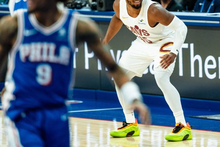 Donovan Mitchell guía a los Cavaliers a un histórico 13-0 con victoria sobre los 76ers