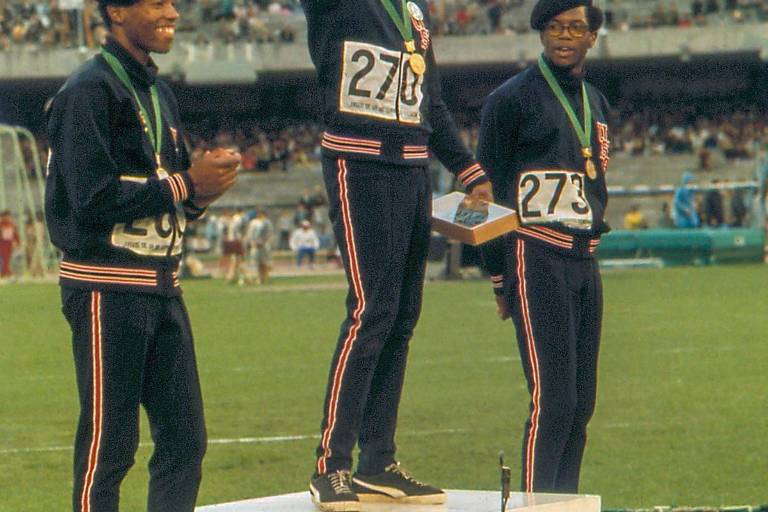 En 1968, en México, Lee Evans usó boina como protesta. Ha muerto