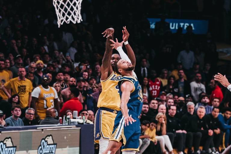 Los Lakers sitúan a los Warriors al borde del abismo con un Walker heroico