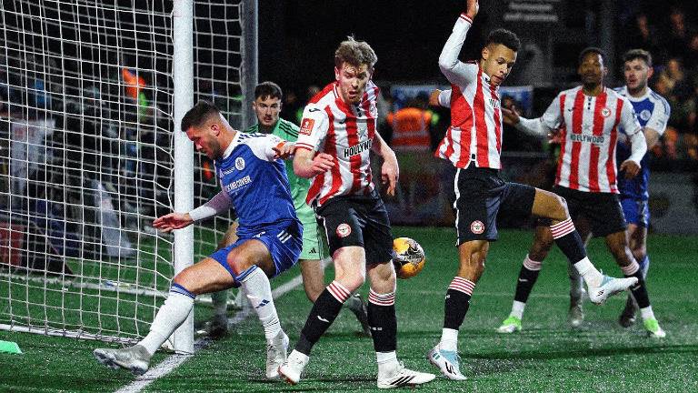 El Brentford acabó con el sueño de Cenicienta del Macclesfield, en la FA Cup.