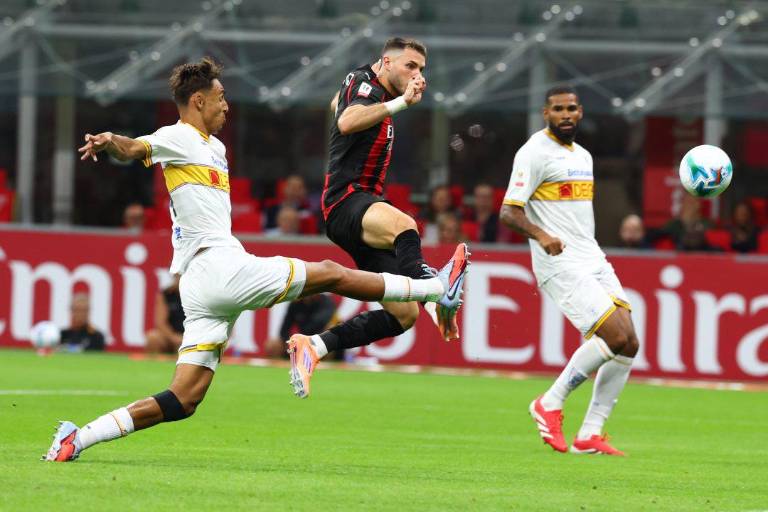 Santiago Giménez se libera y mete al Milan en octavos de Copa Italia