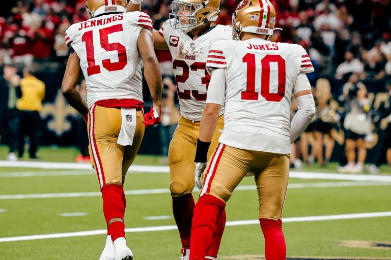 Mac Jones luce en los controles de los Niners, que siguen invictos con triunfo ante Saints