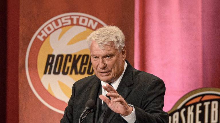 Don Nelson, cuando fue entronizado al Salón de la Fama del baloncesto.