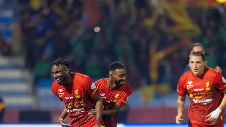 Julián Quiñones se luce con tres goles.