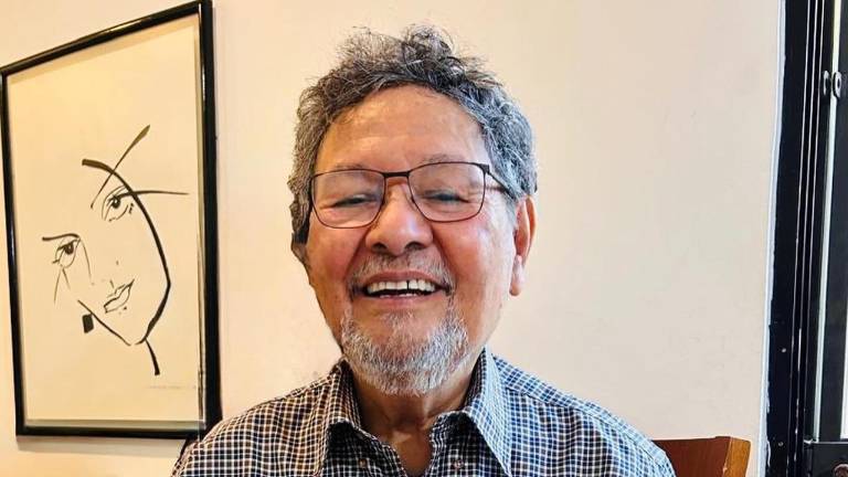 El escritor sinaloense Élmer Mendoza con los tres primeros libros de la colección de bolsillo.