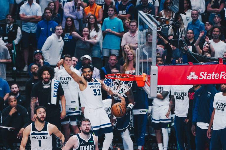 Timberwolves gana y alarga la final del Oeste ante Mavericks