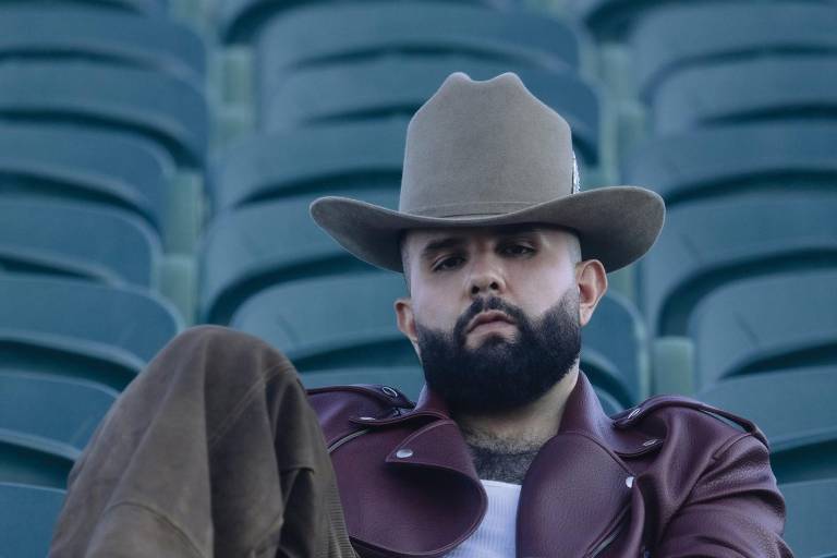 Carín León anuncia nuevos discos y su primer álbum en inglés