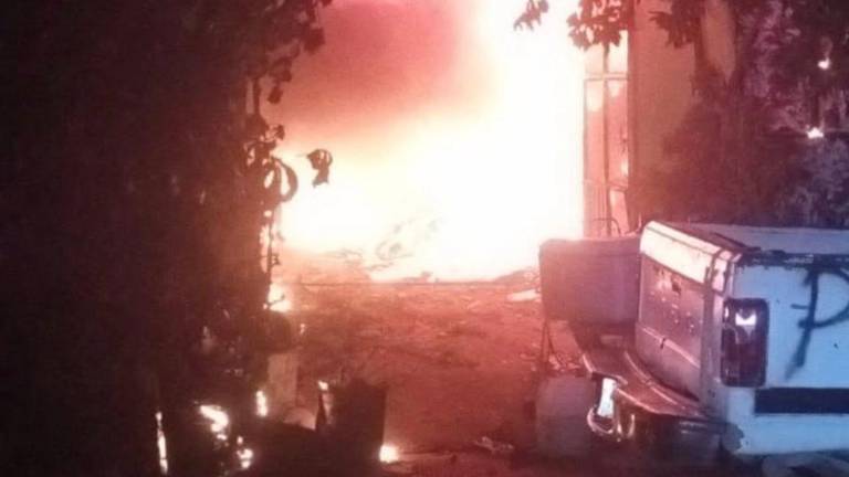 Elementos de Bomberos Mazatlán trabajaron para extinguir el incendio y evitar su propagación.