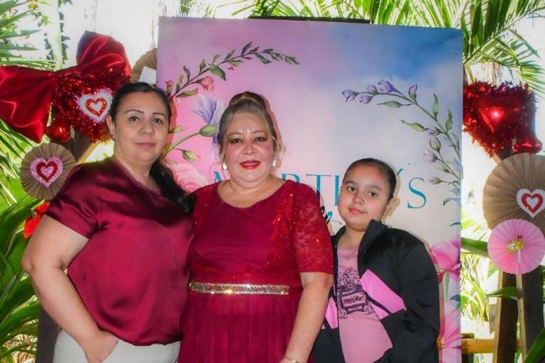 Celebran con cariño los 57 años de Martha Hernández