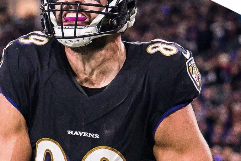 Jugador de Ravens ayuda a salvar la vida de una mujer durante un vuelo