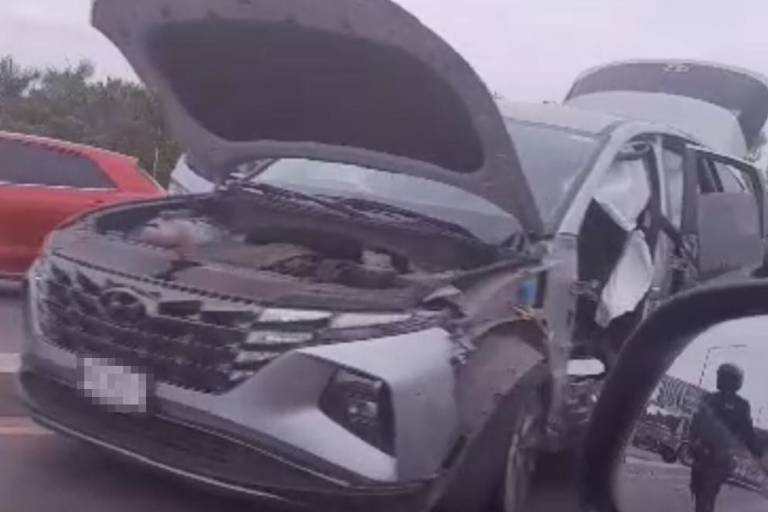 Chocan dos camionetas en puente del bulevar Rolando Arjona, en Culiacán