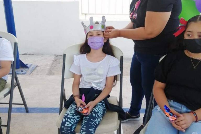 Colegio Valladolid Unidad Centro corona a sus reyes