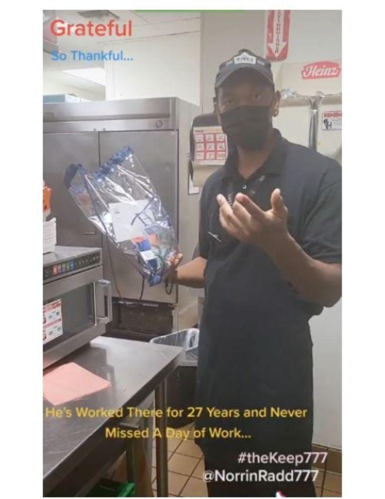 $!Dona el actor David Spade 5 mil dólares a empleado de Burger King