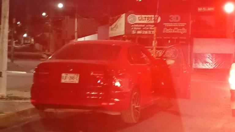 El vehículo en el que viajaban padre e hijo quedó abandonado con la puerta del copiloto abierta.