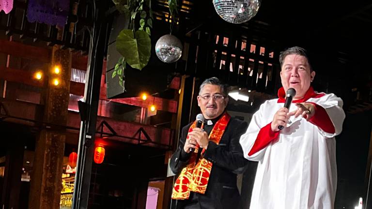 El Padre Amado y el Monaguillo Rony trajeron las carcajadas al Cheers Restobar