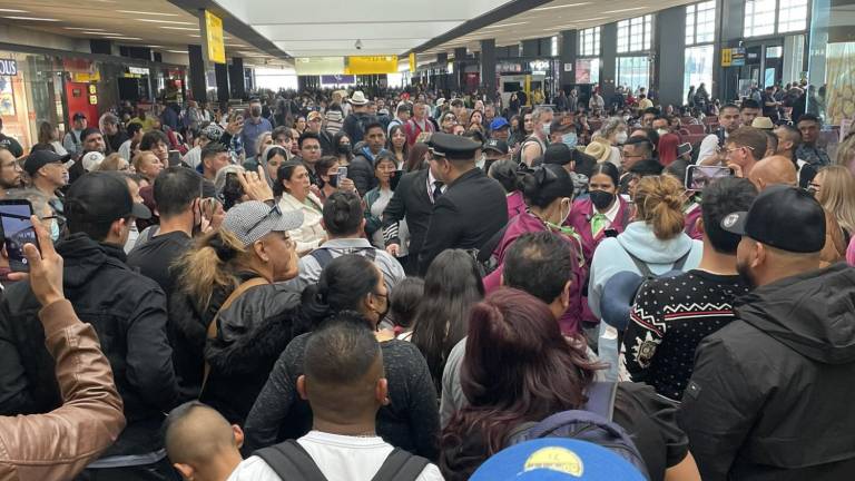 Cientos de usuarios en el aeropuerto de Tijuana esperando abordar sus vuelos en Volaris.