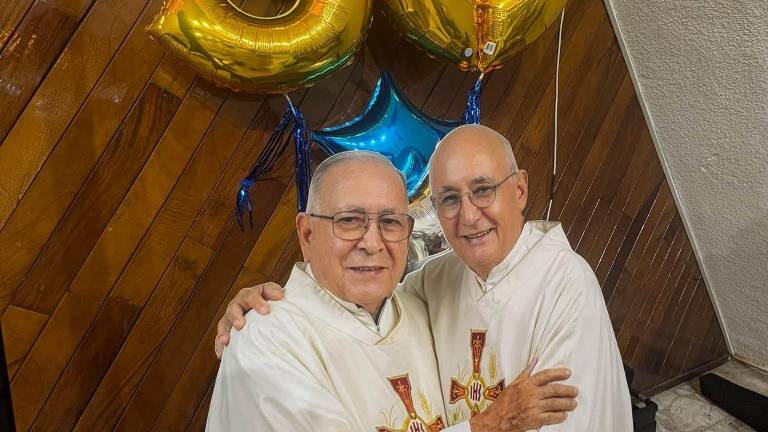 Monseñor Agapito Zamora Pollorena y Padre Amador Campos celebran 50 años de vida sacerdotal.