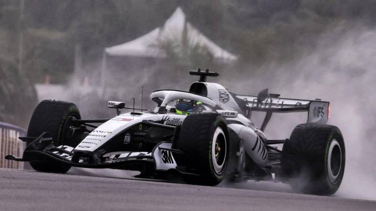 Checo no cuenta con fortuna y abandona la Sprint.