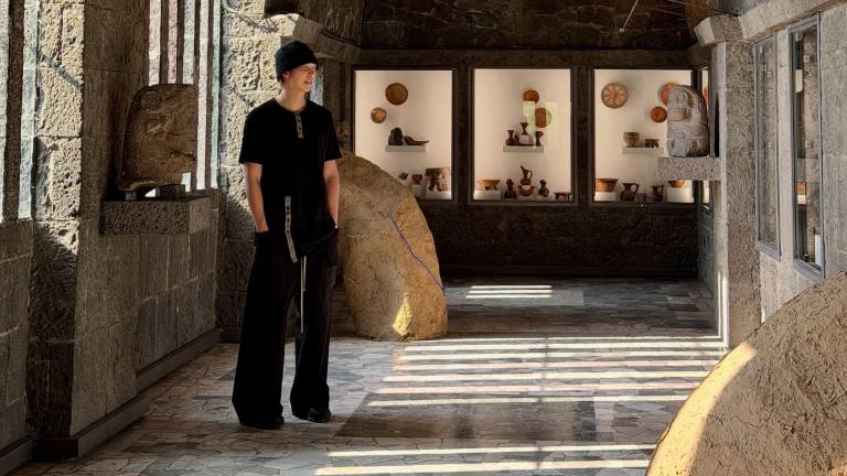 RM de BTS durante su visita al Museo Anahuacalli en la Ciudad de México.