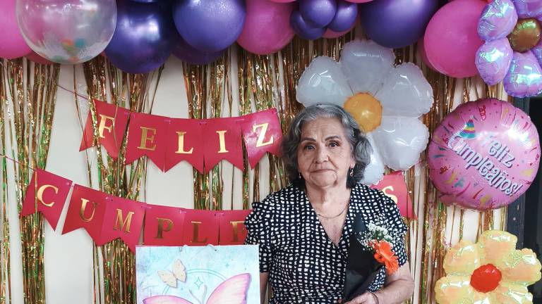 María Delgado Díaz festeja su 76 aniversario, reunión familiar en casa.