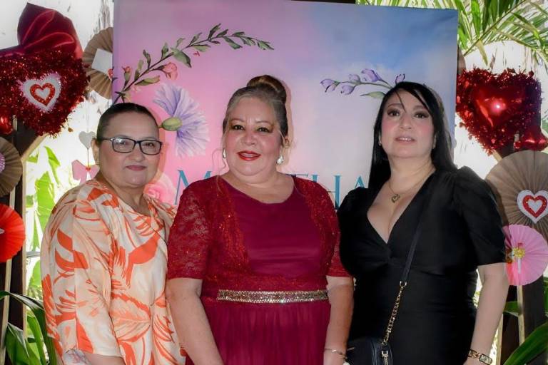 Celebran con cariño los 57 años de Martha Hernández