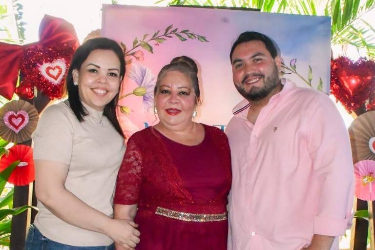 Celebran con cariño los 57 años de Martha Hernández