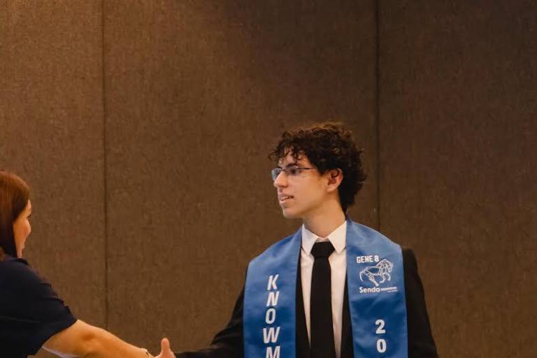 Llenos de alegría celebran su graduación, alumnos de secundaria y preparatoria